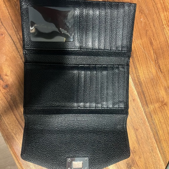 Black Micheal kors wallet! Excellent condition - Picture 4 of 10